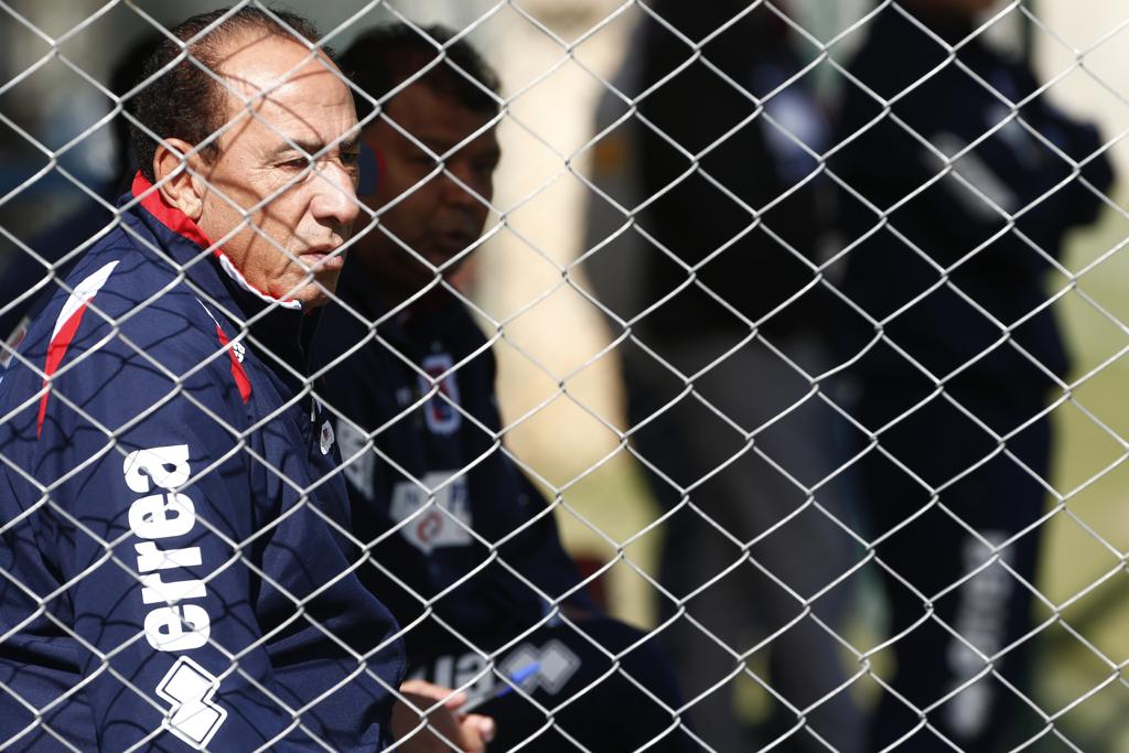 Nedo Xavier não gostou do que viu ao conferir o estado do gramado da Vila Capanema. | Hugo Harada/Gazeta do Povo