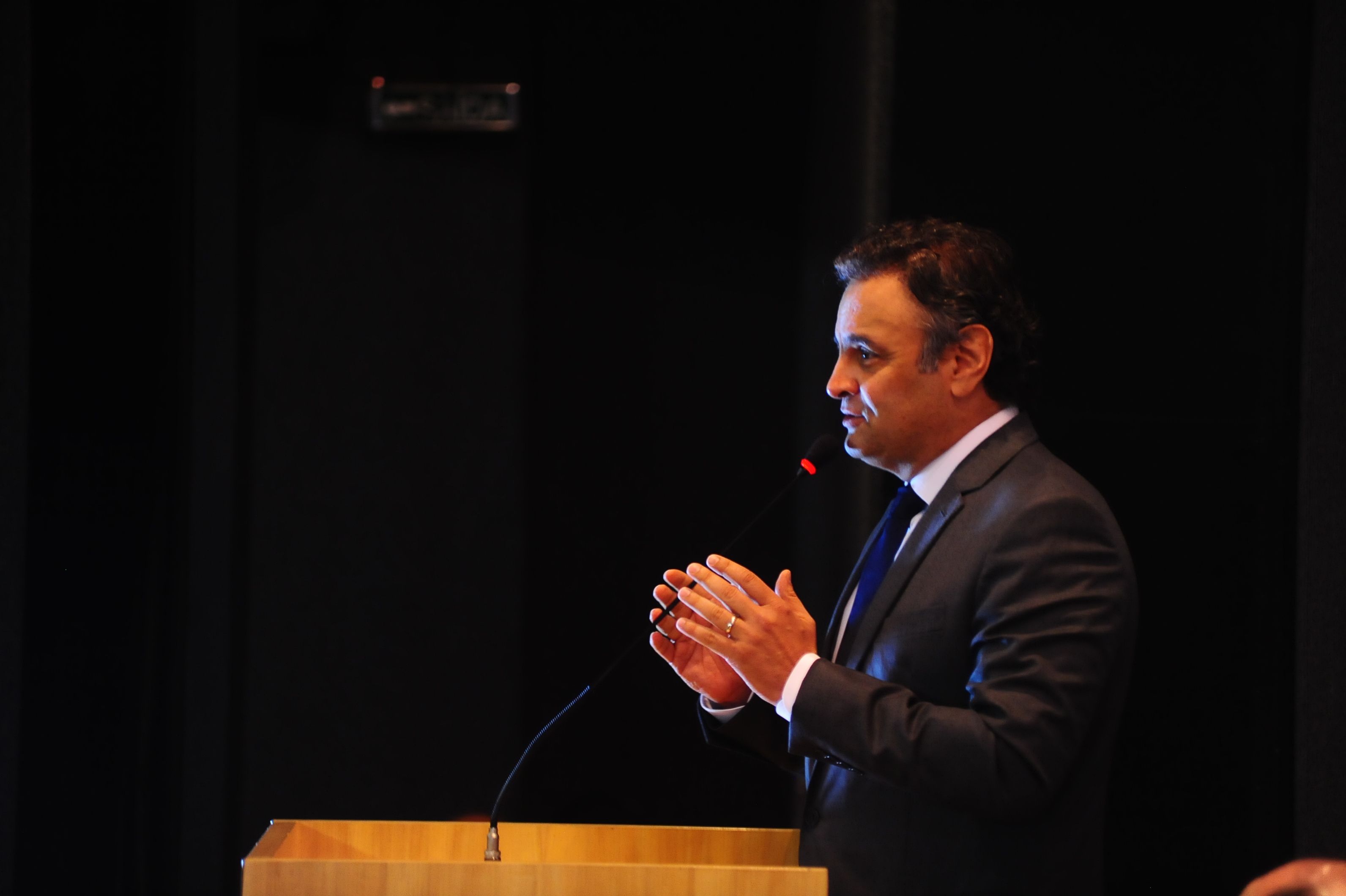 Aécio Neves promete ir ao TCU durante a votação das pedaladas fiscais do governo Dilma. | Foto: George Gianni/PSDB