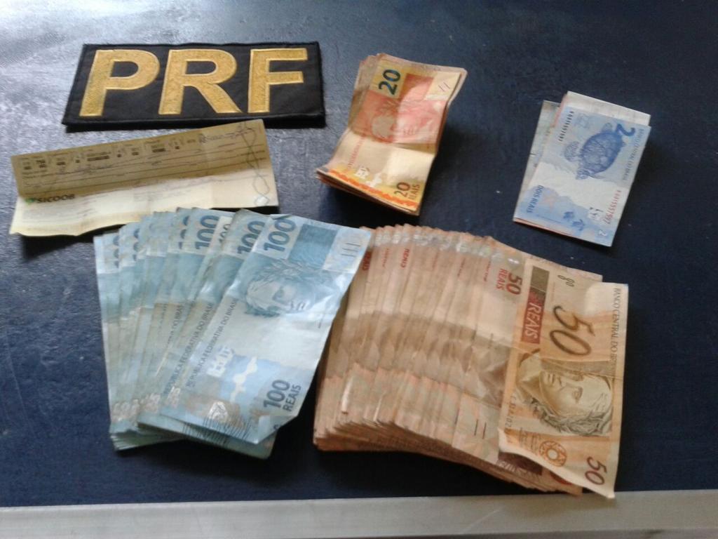 Dinheiro foi oferecido aos policiais durante abordagem em Porto Vitória | Divulgação/Polícia Rodoviária Federal