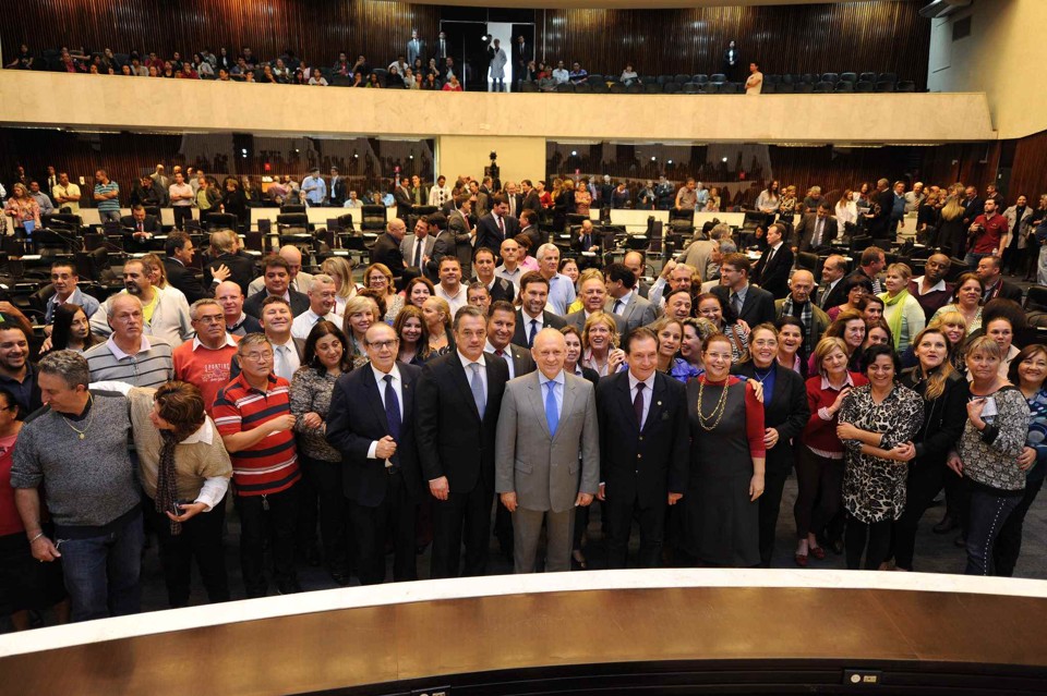Presidente da Assembleia pousou com servidores para fotografias no plenário e recebeu aplausos. | /