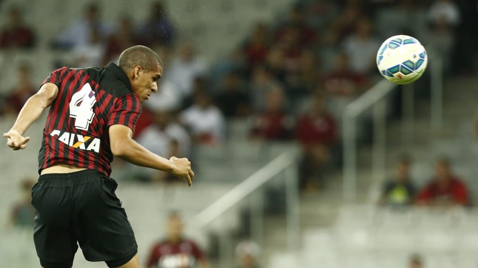Zagueiro Kadu, ex-Vitória, se consolidou na defesa do Atlético ao lado de Gustavo. | Hugo Harada/Gazeta do Povo