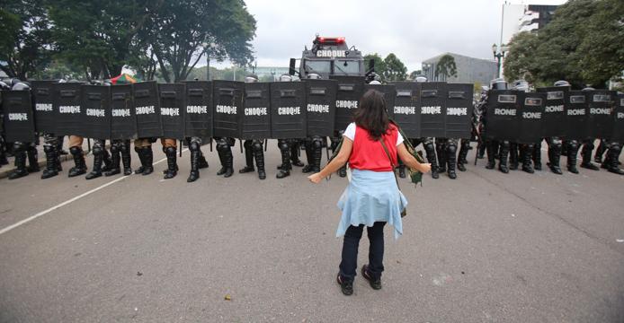 No dia 29 de abril, a tropa de choque da PM avançou sobre os manifestantes que protestavam contra o projeto que reformou a Paranaprevidência. | Daniel Castellano/Gazeta do Povo