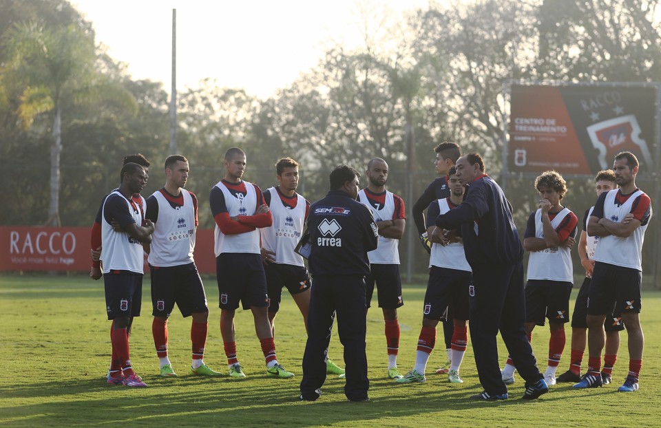Nedo Xavier conversa com o elenco paranista:  par ao treinador, jogadores têm de ver a tabela e ter vontade de mudar a situação. | Giuliano Gomes/Gazeta do Povo