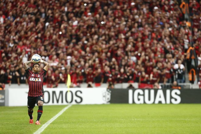 Lateral Eduardo cobra lateral para o Atlético no clássico com o Coritiba. | hugo Harada/Gazeta do Povo