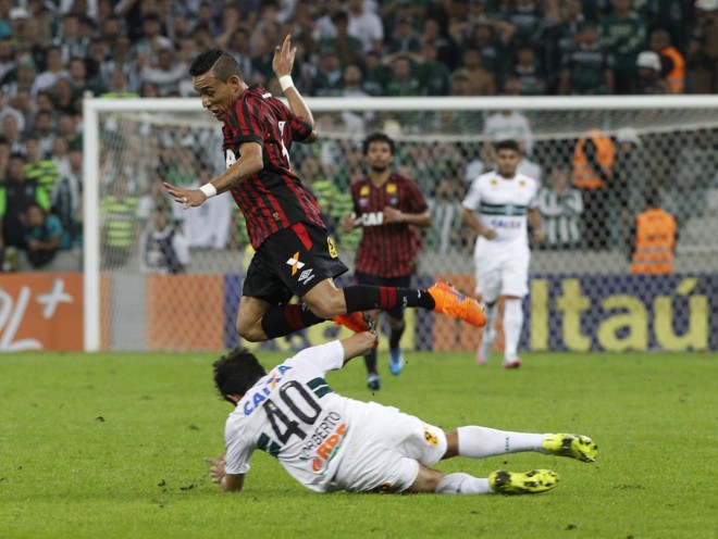 Natanael, do Atlético, tenta fugir da falta de Norberto. | Daniel Castellano/Gazeta do Povo