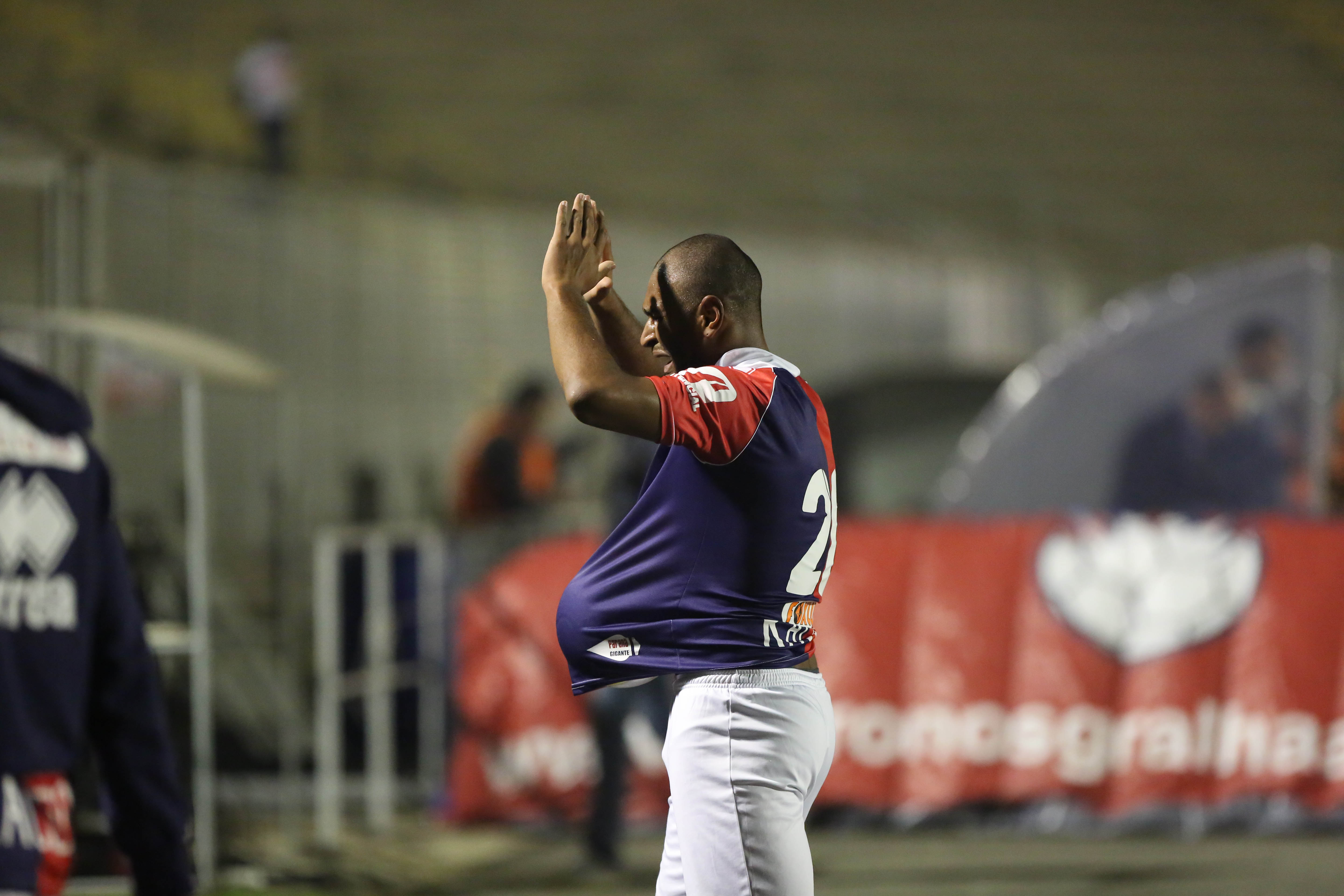 Paulo Henrique dedicou o gol para a esposa grávida e se emocionou na Vila Capanema. | Pedro Serapio/Gazeta do Povo