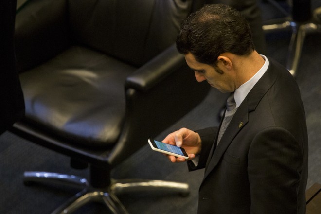 Alexandre Guimarães (PSC) e o inseparável WhatsAPP. | Henry Milleo/Gazeta do Povo