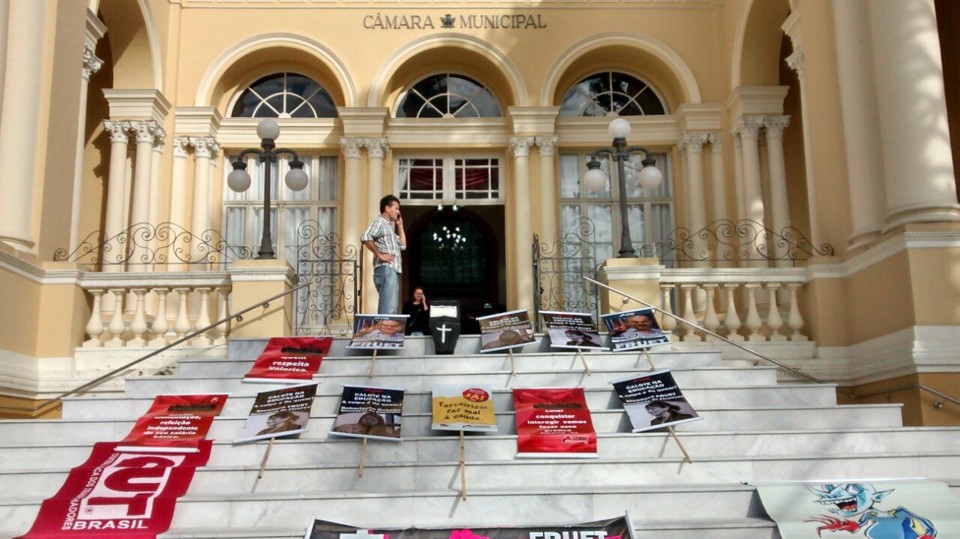 Sindicato de servidores municipais protestou contra o veto do prefeito Gustavo Fruet na Câmara Municipal. | Jonathan Campos/Gazeta do Povo