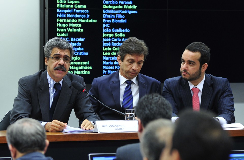 Sérgio Cunha Mendes (centro) optou por ficar em silêncio nesta terça na CPI da Petrboras. | Zeca Ribeiro/Câmara dos Deputados