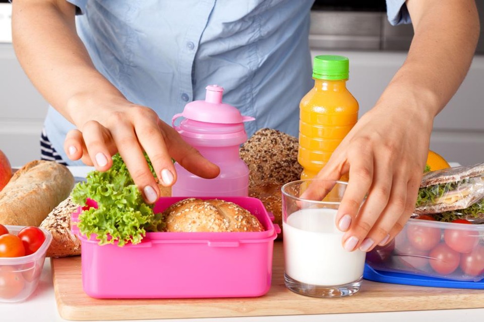 Não é fácil preparar um lancheria com alimentos saudáveis, mas envolver a criança no processo facilita. | Bigstock./
