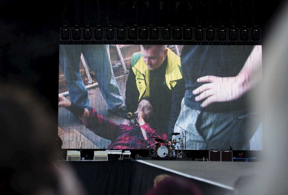 Telão mostra Dave Grohl após sofrer queda | TT News Agency/Reuters
