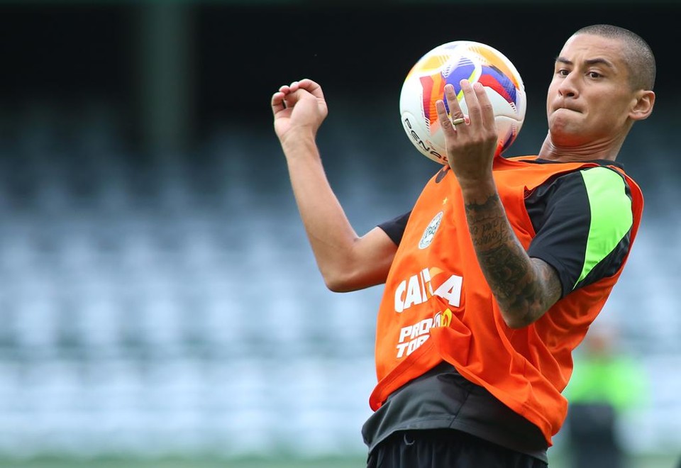 Wellington Paulista, de 31 anos, é um dos veteranos do elenco coxa-branca. | Giuliano Gomes/ Tribuna do Paraná