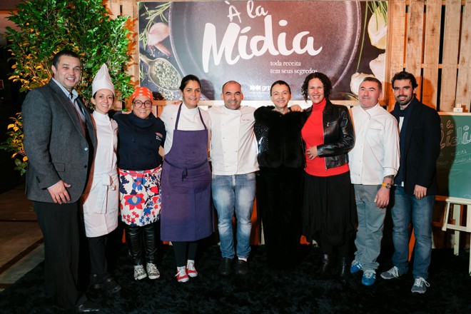 João Santos, diretor da Unidade Rádios; os chefs Kika Marder, Eva dos Santos, Manu Buffara e Ivan Lopes; a conselheira do GRPCOM, Elsa Lemanski; a diretora comercial da Gazeta do Povo, Luciana Lima; o chef Ivo Lopes e Axeu Beluca, diretor de marketing Gazeta Jornais (da esq. para a dir.), celebram o sucesso do evento de anteontem à noite, no Taboo, em comemoração ao Dia do Mídia, que teve participação dos chefs 5 Estrelas do Prêmio Bom Gourmet. Foto: Rubens Nemitz Jr | 