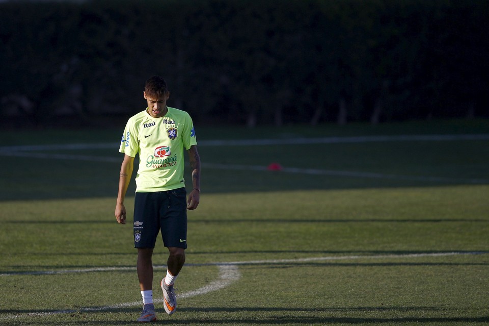O atacante caminha sozinho pelo gramado da Universidade do Chile, onde a seleção treinou: desânimo. | Ricardo Moraes/REUTERS