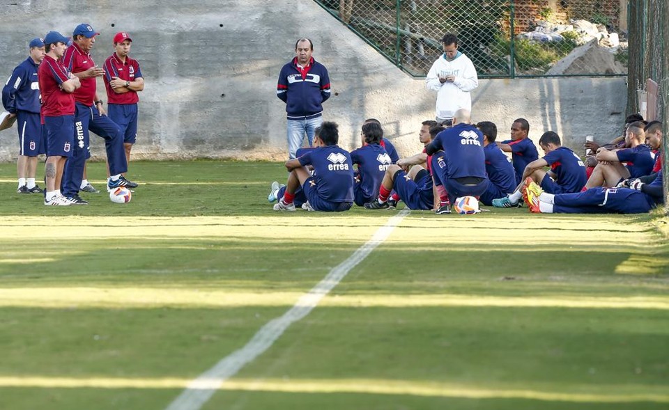 Antes do treino, técnico Nedo Xavier teve uma longa conversa com o elenco do Paraná. | Hugo Harada/Gazeta do Povo