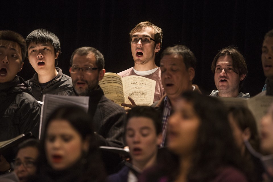 Camerata encontra coral de Harvard Serão 160 vozes no palco. | Brunno Covello/Gazeta do Povo