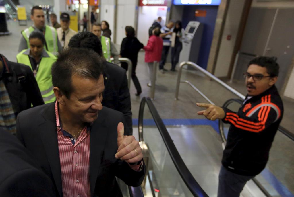 No desembarque em Guarulhos seleção foi cobrada por quem esperava parentes no aeroporto. | PAULO WHITAKER/REUTERS