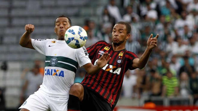 Marcos Aurélio, do Coritiba, briga pela bola com Hernani, do Atlético. | Daniel Castellano/Gazeta do Povo