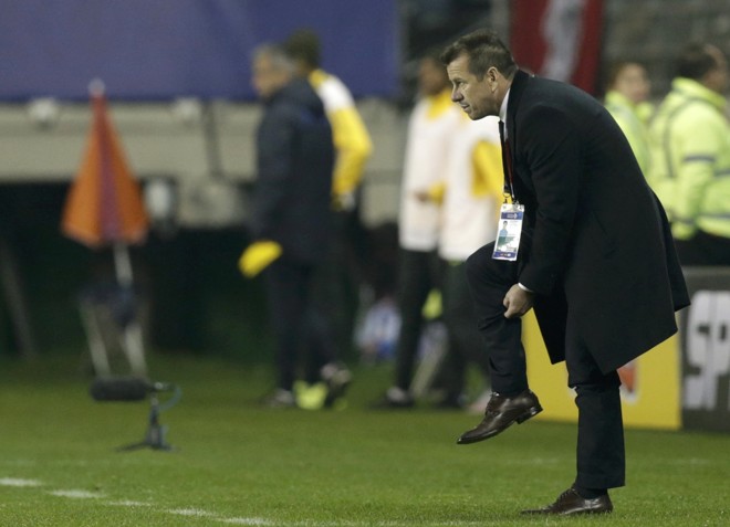 Técnico da seleção brasileira, Dunga, atento a cada lance da partida | UESLEI MARCELINO/REUTERS