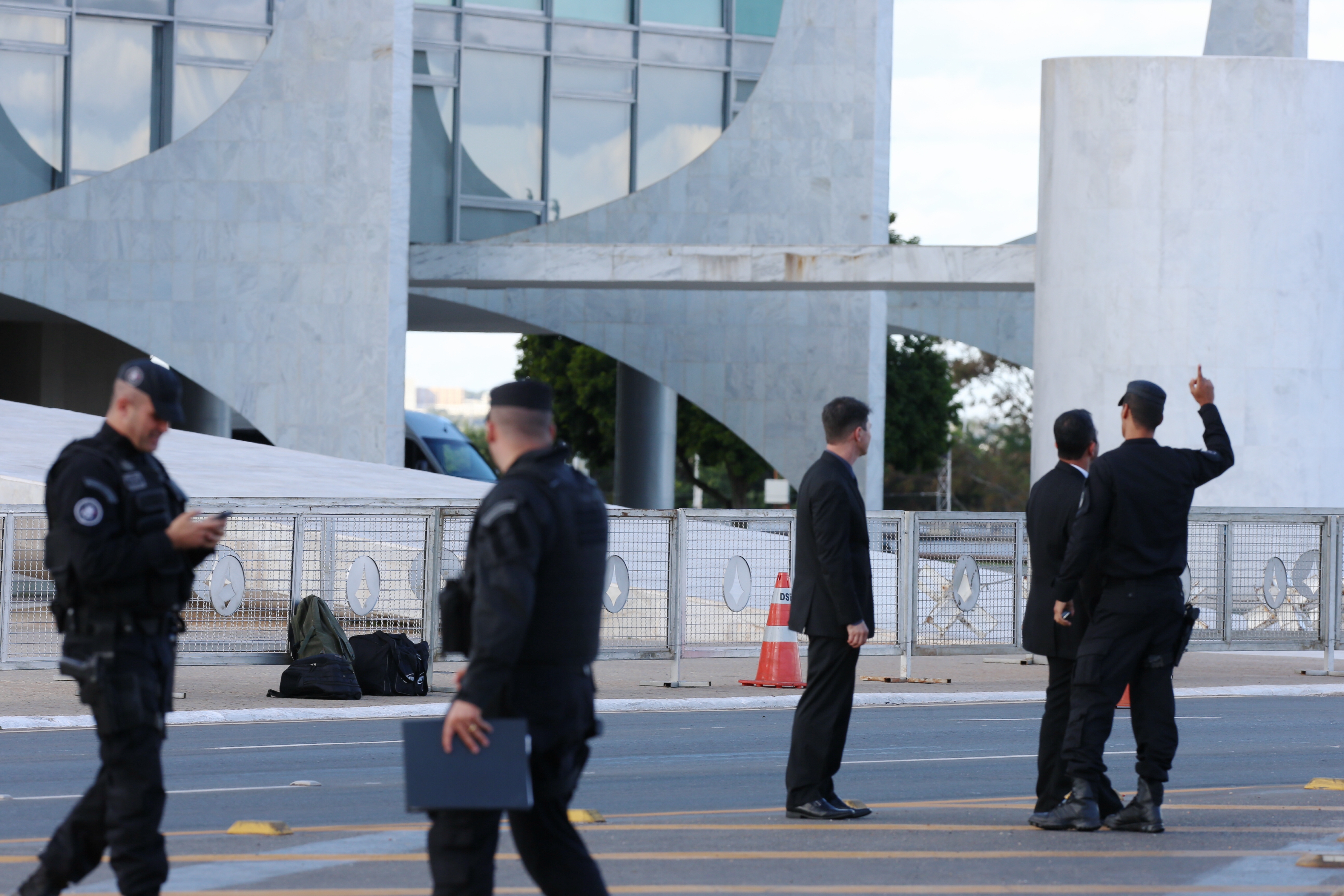 Às 15h30, o trânsito do local tinha sido isolado e três viaturas do Bope, três carros do Corpo de Bombeiros, quatro ônibus da PM, viaturas e motos policiais já haviam chegado às imediações do Palácio do Planalto | LULA MARQUES /