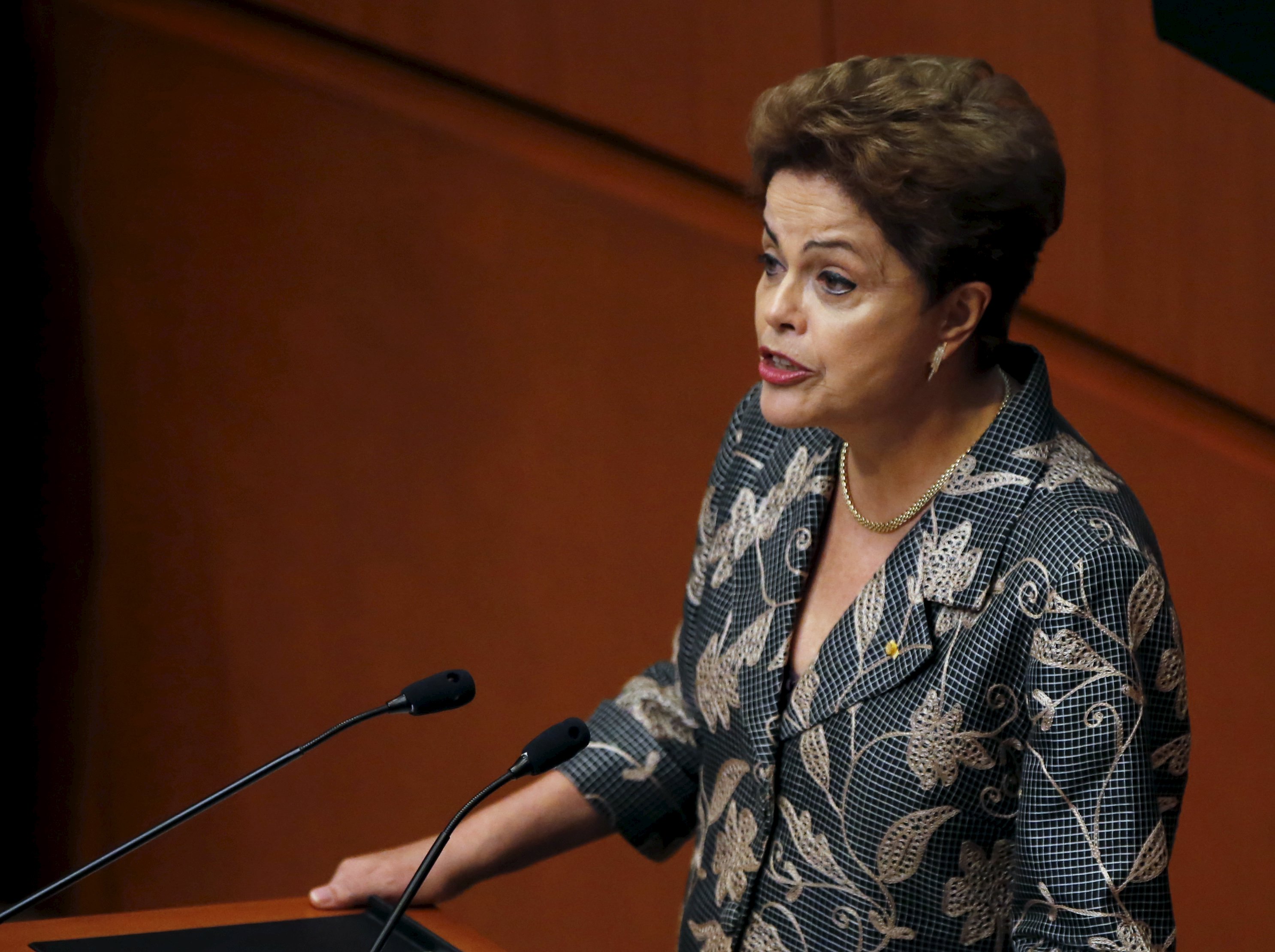 Pressionada pelos escândalos na Petrobras e pela baixa popularidade, Dilma tenta dar a volta por cima. | Henry Romero/Reuters