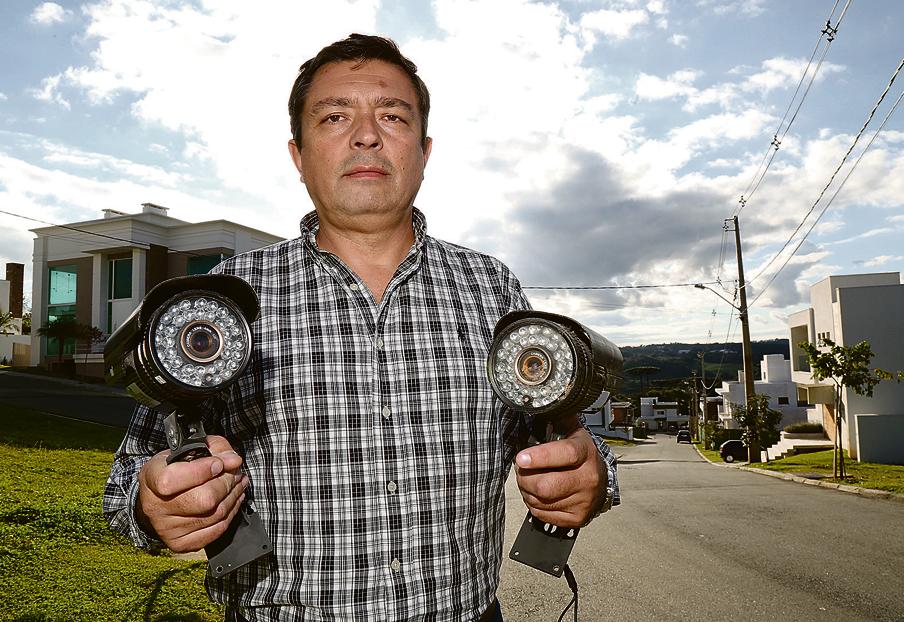Sandro Guaita, membro do conselho de segurança do Green Village: gastos com aparato para deixar o condomínio seguro consomem R$ 40 mil por mês. | Ivonaldo Alexandre/Gazeta do Povo