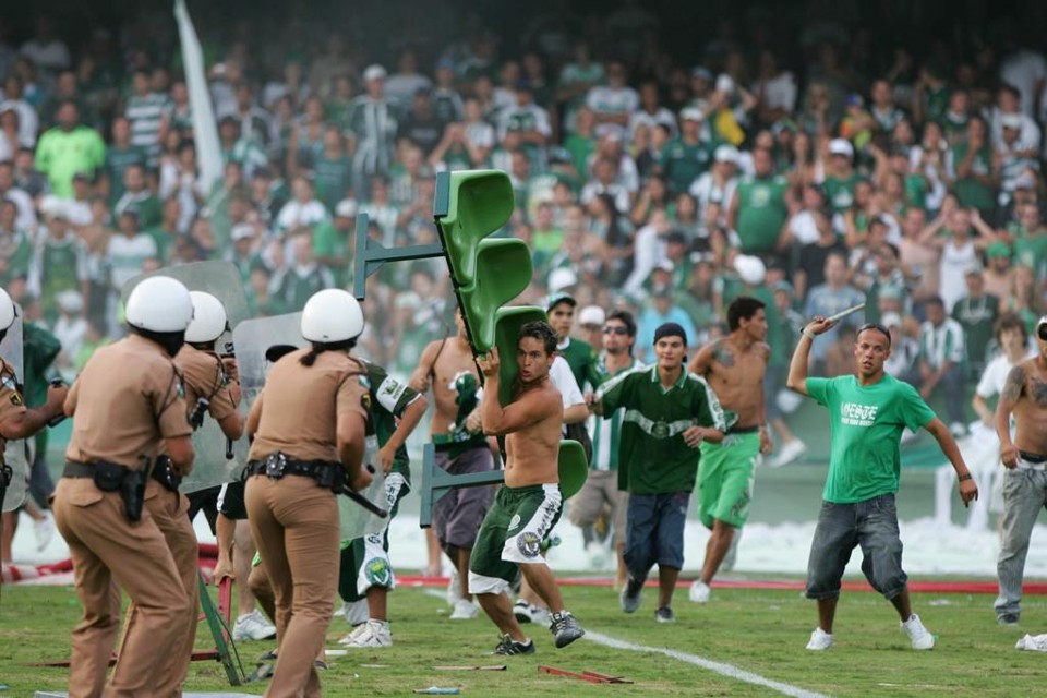 A barbárie da invasão de campo em 2009 foi o momento mais triste na relação entre torcida e Coritiba. | Daniel Castellano/Gazeta do Povo
