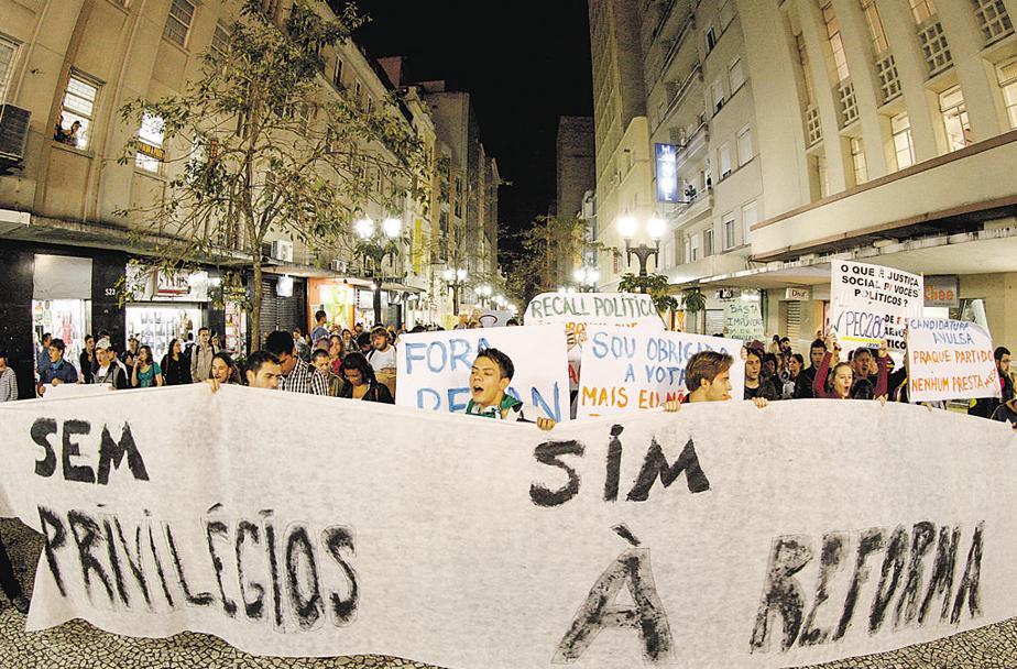 Manifestação em Curitiba em junho de 2013 pede a reforma política: votações no Congresso frustram expectativas do eleitorado. | Hugo Harada/Gazeta do Povo