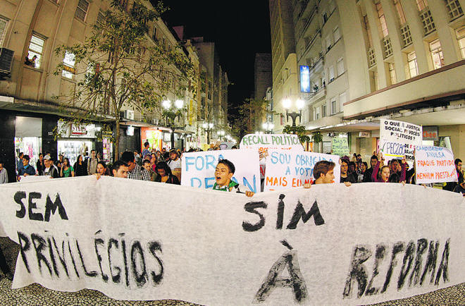 Manifestação em Curitiba em junho de 2013 pede a reforma política: votações no Congresso frustram expectativas do eleitorado. | Hugo Harada/Gazeta do Povo