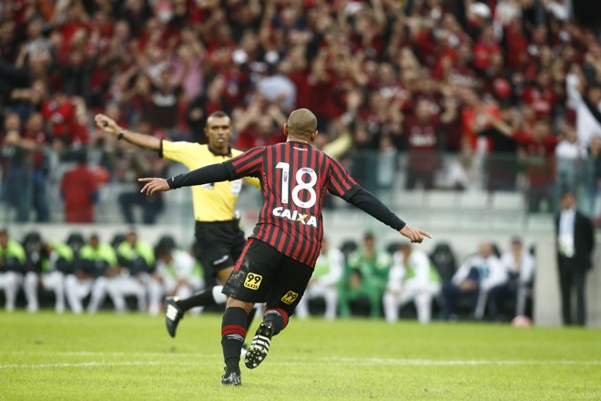 Atacante Walter comemora gol do Atlético diante do Coritiba. | hugo Harada/Gazeta do Povo
