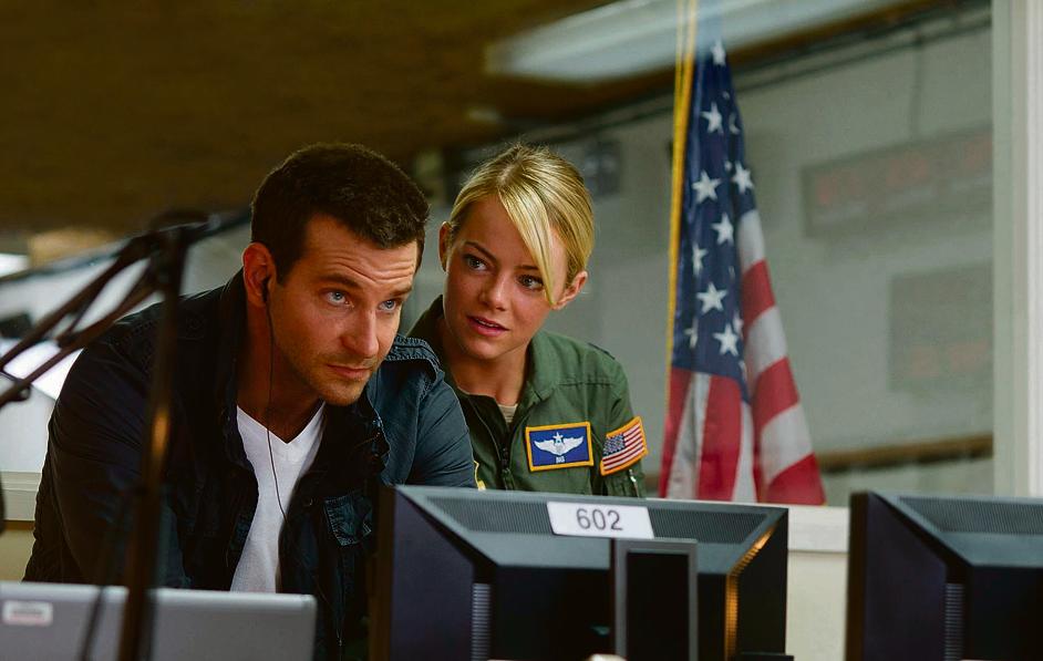 Bradley Cooper e Emma Stone, dupla em “Sob o Mesmo Céu”:  filme é divertido, mas um dos mais fracos da carreira do diretor Cameron Crowe. | Divulgação