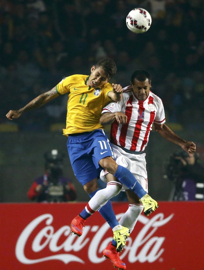 Roberto Firmino e Paulo da Silva disputam uma bola alta. | CARLOS GARCIA RAWLINS/REUTERS