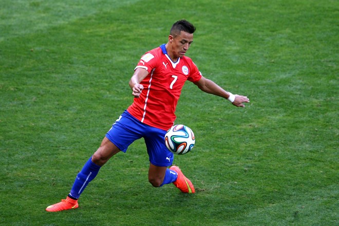 ALEXIS SÁNCHEZ. Eleito o craque da Premier League em uma enquete com torcedores, amado pelos jovens chilenos, goleador, campeão pelo Arsenal, Alexis carrega a esperança do Chile de erguer seu primeiro troféu continental. | Ian Walton/Getty Images