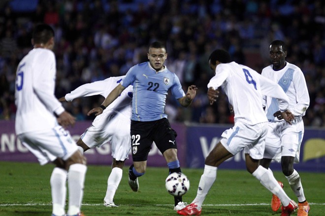 JONATHAN RODRÍGUEZ. Revelado pelo Peñarol, Jonathan Rodríguez chegou de forma arrasadora ao Benfica no início do ano. No time B, fez cinco gols em seis jogos. Como prêmio, o jovem de 21 anos, comparado a Luisito Suárez, ganhou alguns minutos nas rodadas finais da Liga Portuguesa. | Hugo Ortuño/EFE