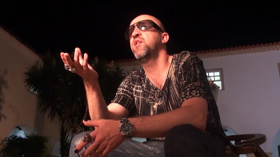 Escritor gaúcho trata do (des)amor em 58 crônicas. | Divulgação