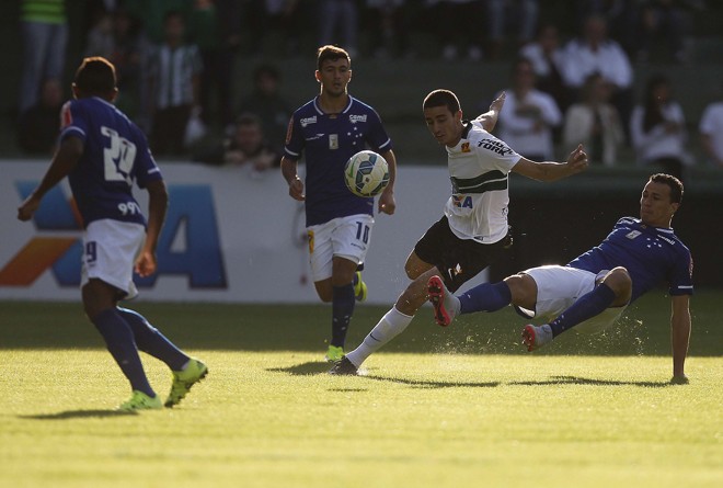 Thiago Galhardo perde a disputa com Leandro Damião. | Jonathan Campos/Gazeta do Povo
