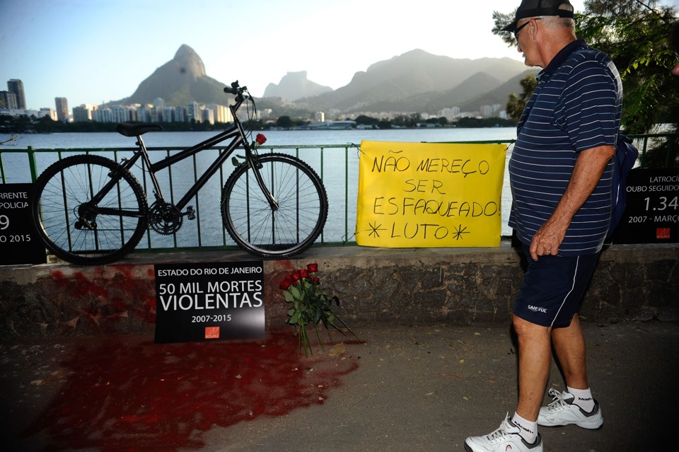 Protesto feito pela ONG Rio de Paz na Lagoa Rodrigo de Freitas pela morte do médico Jaime Gold | Fernando Frazão/ABr/Fotos Públicas