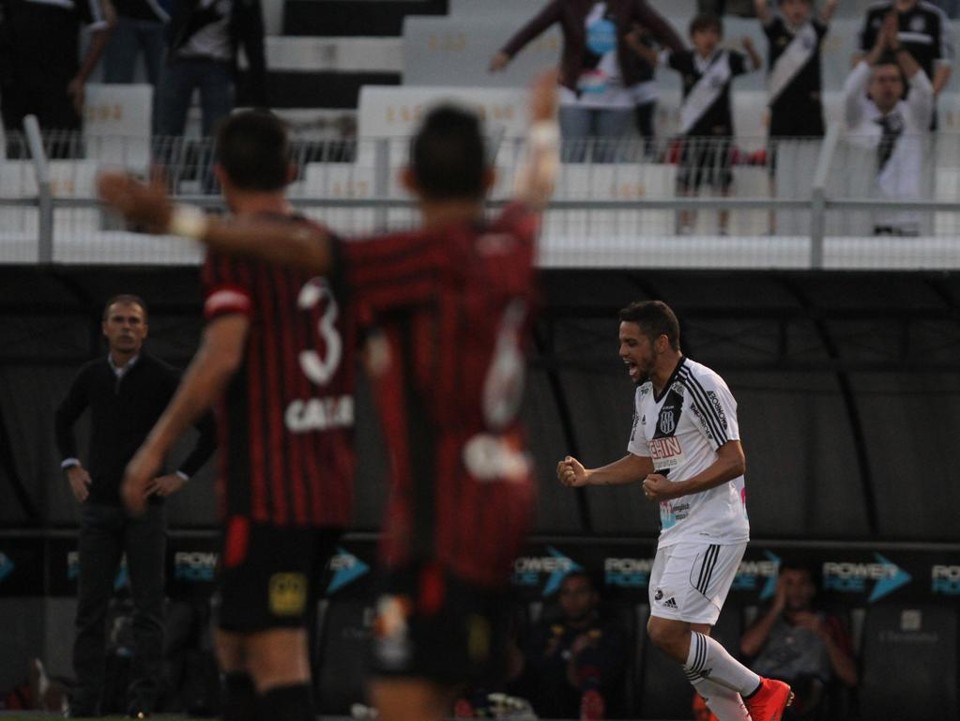 Felipe Azevedo comemora gol em falha atleticana | Folhapress