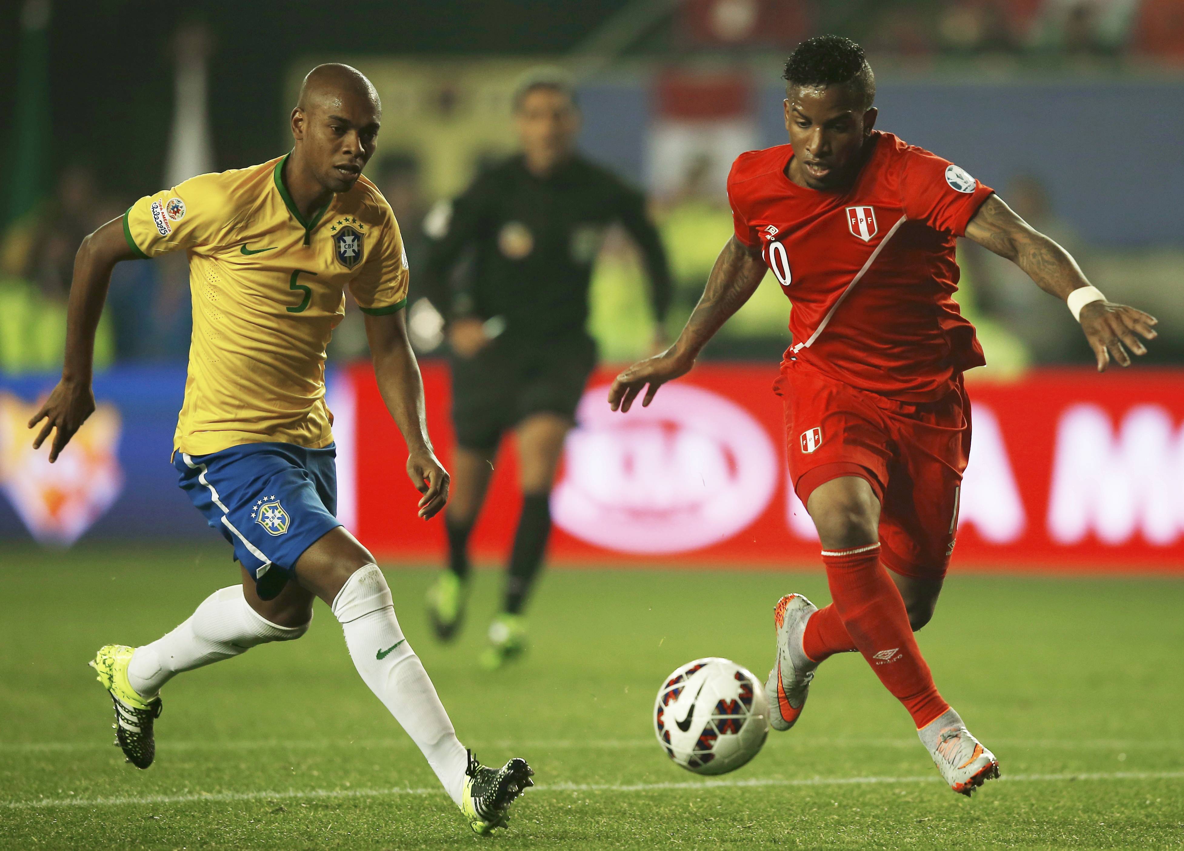 Farfán (direita), desafia o jogador Fernandinho em partida pela Copa América, no Chile | RICARDO MORAES/REUTERS