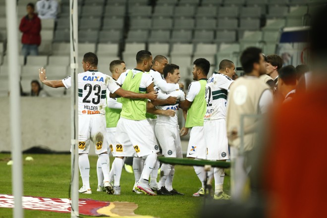 Jogadores do Coritiba comemoram o segundo gol sobre o Atlético, de Ruy.. | hugo Harada/Gazeta do Povo