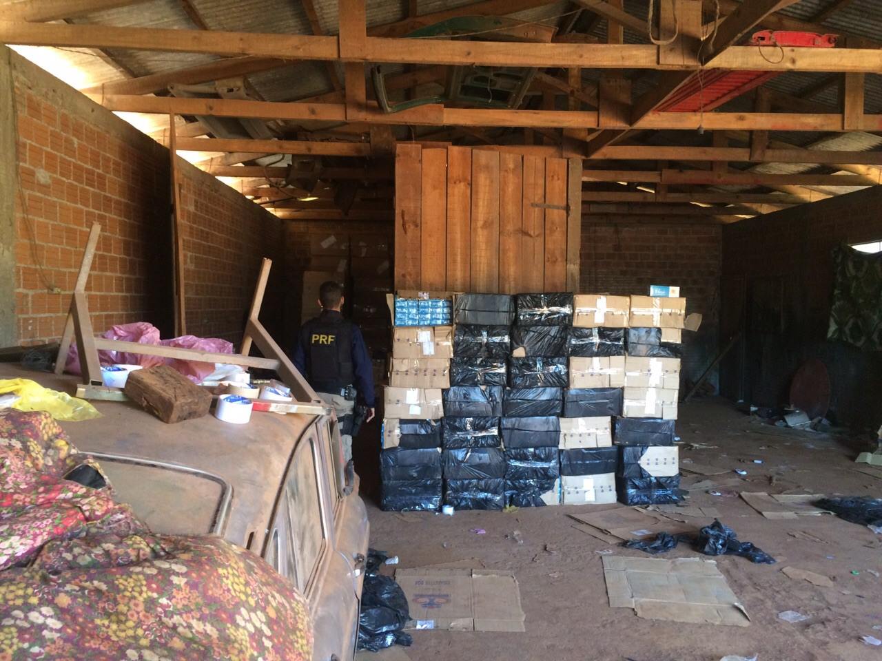 O depósito era usado por contrabandistas que traziam a mercadoria do Paraguai | divulgação/PRF