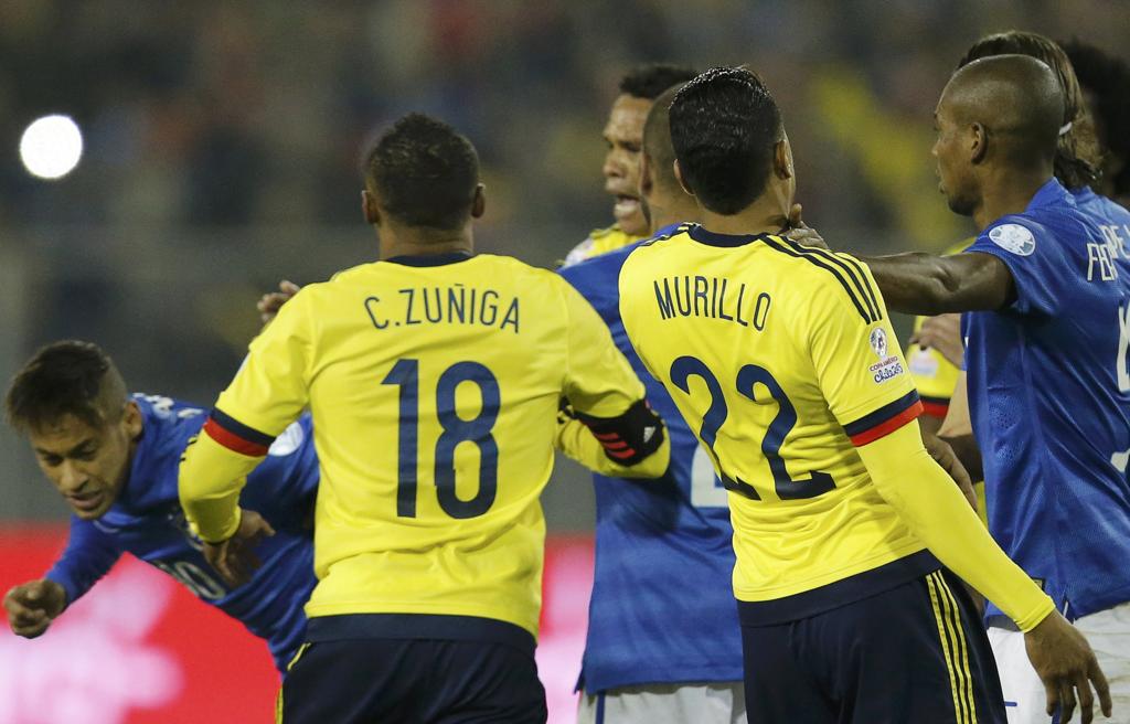Neymar leva empurrão após discutir com jogador colombiano. | HENRY ROMERO/REUTERS