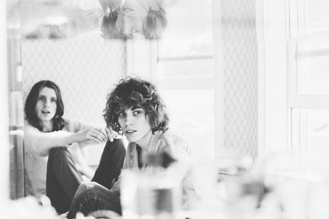 Foxygen – “São uns piás doidões e hipsters”, diriam os desavisados. São sim. Mas, se no que já produziram até agora ainda estão longe de referências diretas como T. Rex e Velvet Underground, no palco são capazes de muita coisa. É uma banda urbana – as backing vocals são como garotas que vão ao James Bar e exageram na saquerinha –, conectada e deliciosamente exagerada. São do Canadá e têm três discos. | Cara Robbins/Divulgação