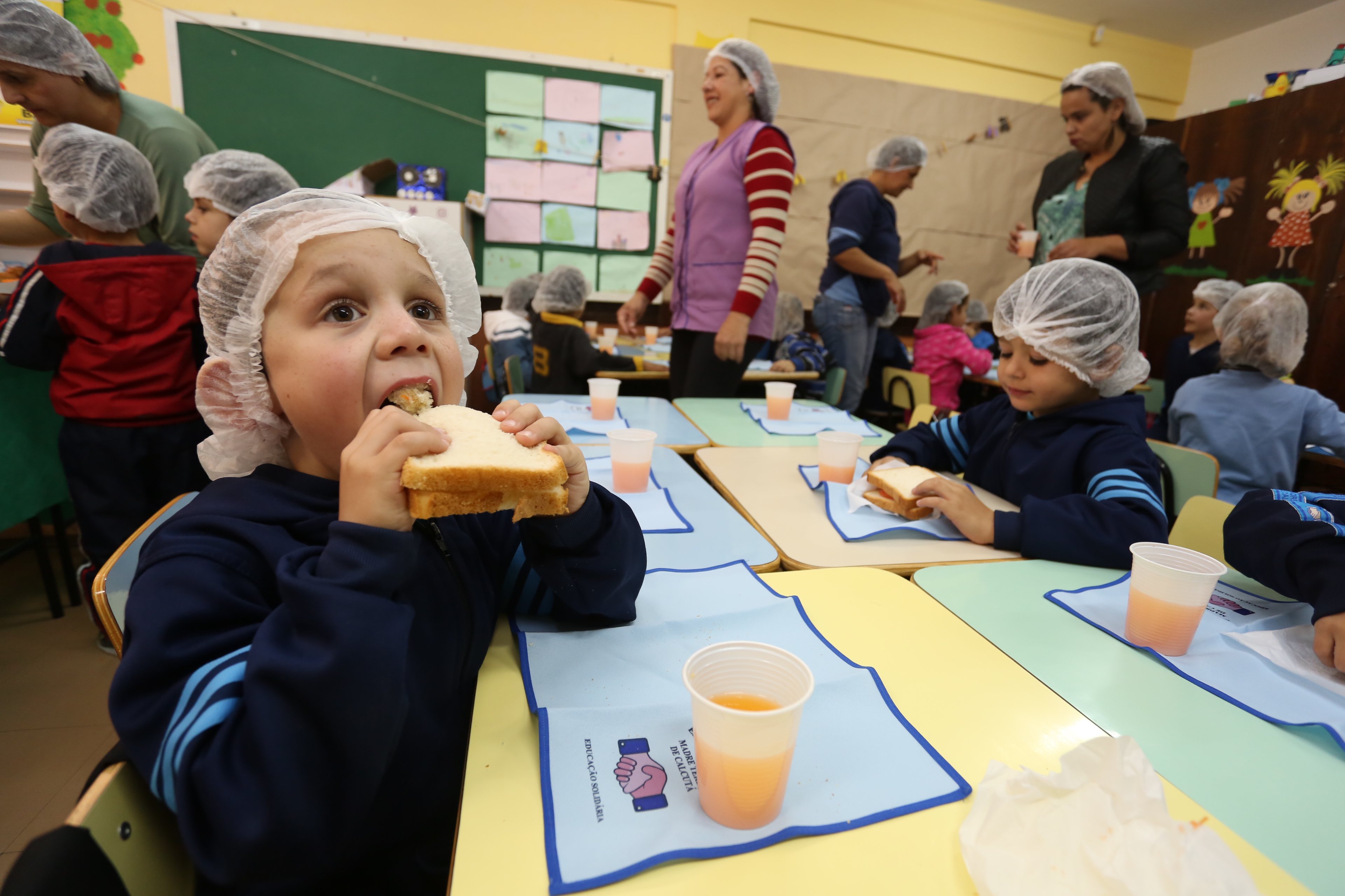 Alunos da E.M. Madre Tereza de Calcutá aprendem a fazer lanche saudável. Escola já teve altos índices de excesso de peso. | Ivonaldo Alexandre/Gazeta do Povo