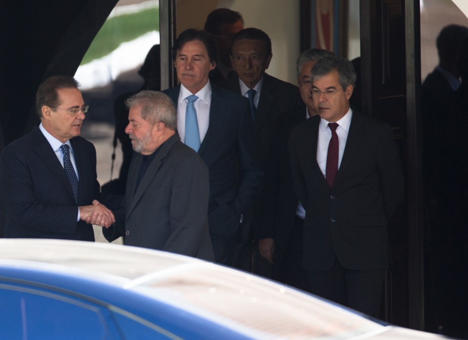 O ex-presidente Lula aperta a mão de Renan Calheiros: aparando as arestas. | Ed Ferreira/Folhapress