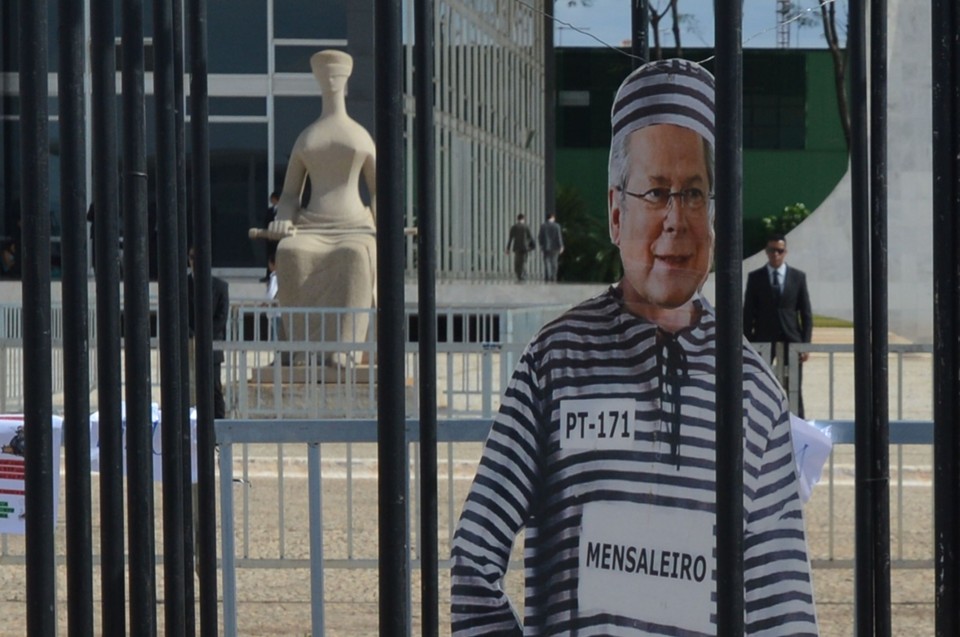 Protesto bem-humorado brinca com o ex-ministro José Dirceu: auge do processo do Mensalão. | Fábio Rodrigues Pozzebom/ Agência Brasil
