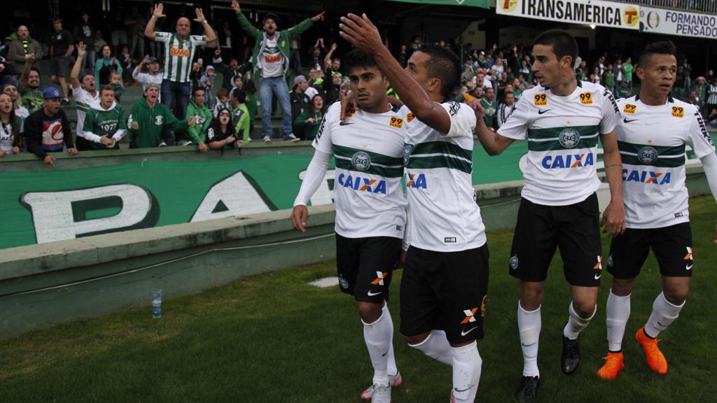 Rafhael Lucas, Esquerdinha, Thiago Galhardo e Rodrigo Ramos comemoram o gol da importante vitória do Coritiba. | Jonathan Campos/Gazeta do Povo