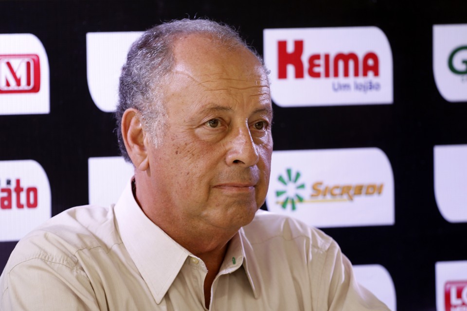 Reunião com conselheiros serviu para acalmar os ânimos dos que criticam o trabalho do vice-presidente de futebol Ernesto Pedroso. | Josue Teixeira/Gazeta do Povo