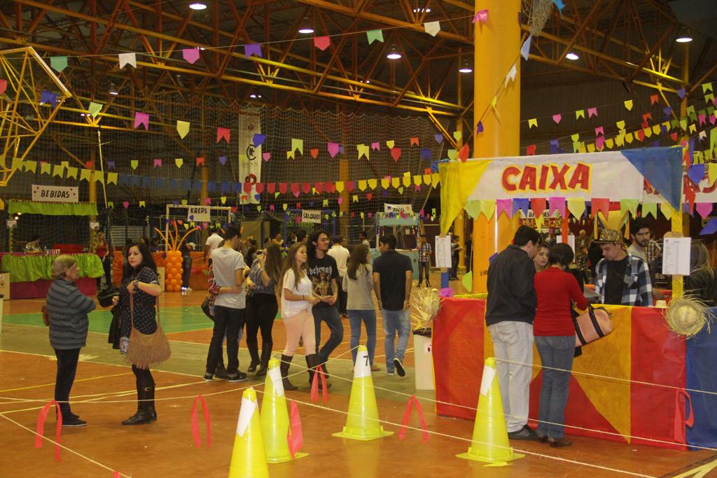 “Arraiá” foi organizado no ginásio do câmpus da PUC no Prado Velho. | Gerson Klaina/Tribuna do Paraná