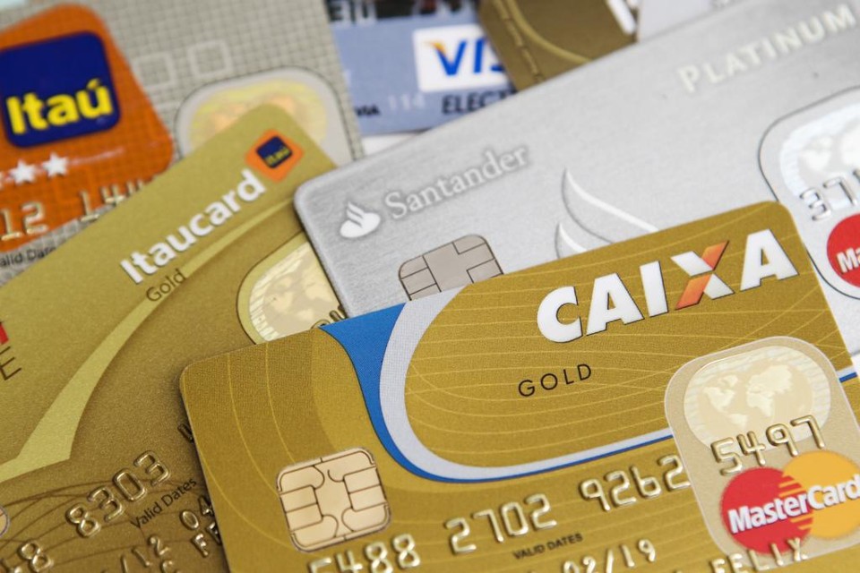 Facilidade em se obter o cartão esconde a dificuldade em se pagar a taxa de juros que multiplica a dívida por quatro em um ano. | Daniel Castellano/Gazeta do Povo